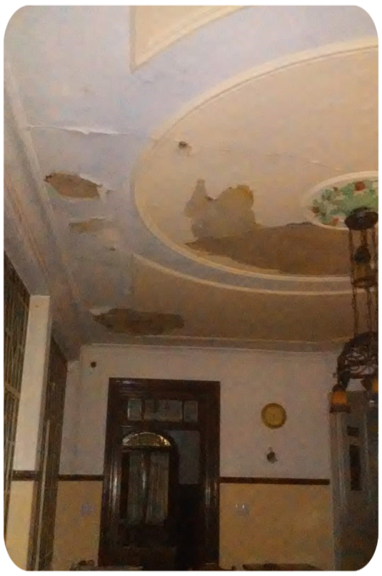Se tapa desague con hojas y se filtra por el entre techo provocando serios daños a la manpostería. 